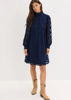 Robe courte en dentelle