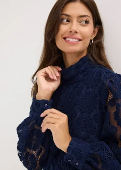 Robe courte en dentelle