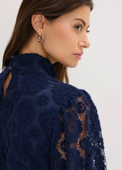 Robe courte en dentelle