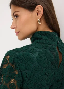 Robe courte en dentelle