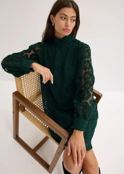 Robe courte en dentelle