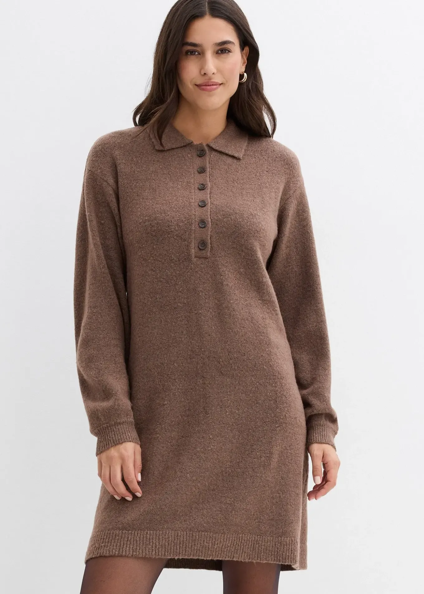 Robe courte en maille avec encolure boutonnée