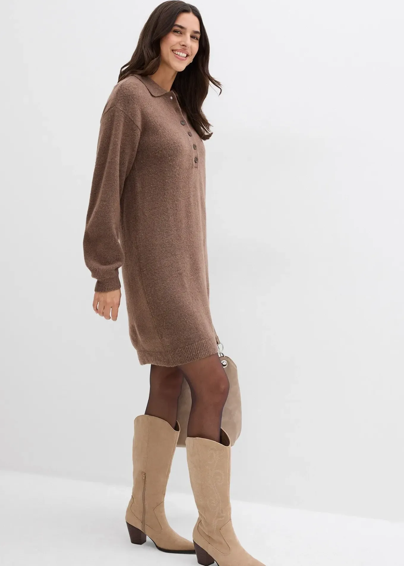 Robe courte en maille avec encolure boutonnée