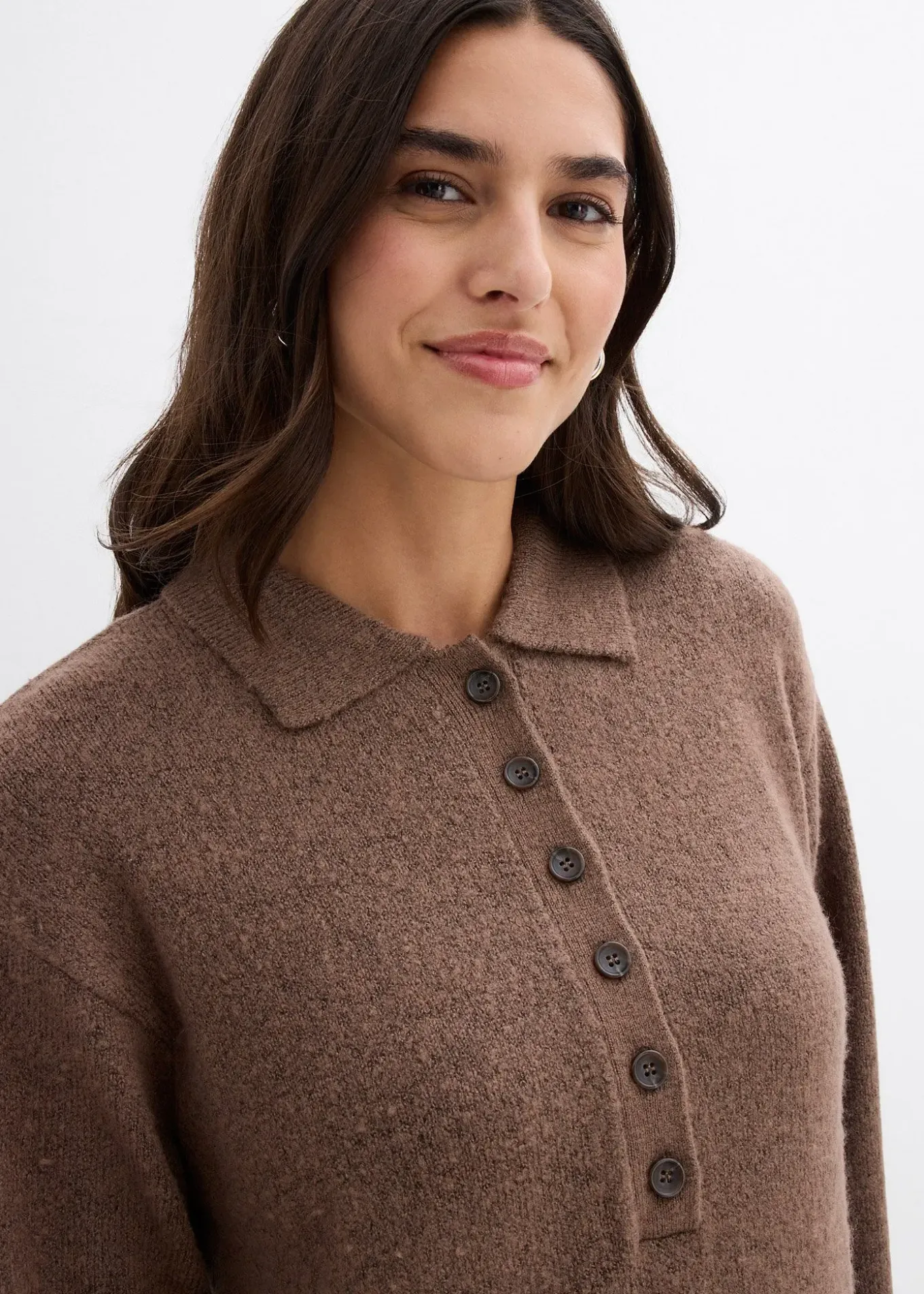 Robe courte en maille avec encolure boutonnée