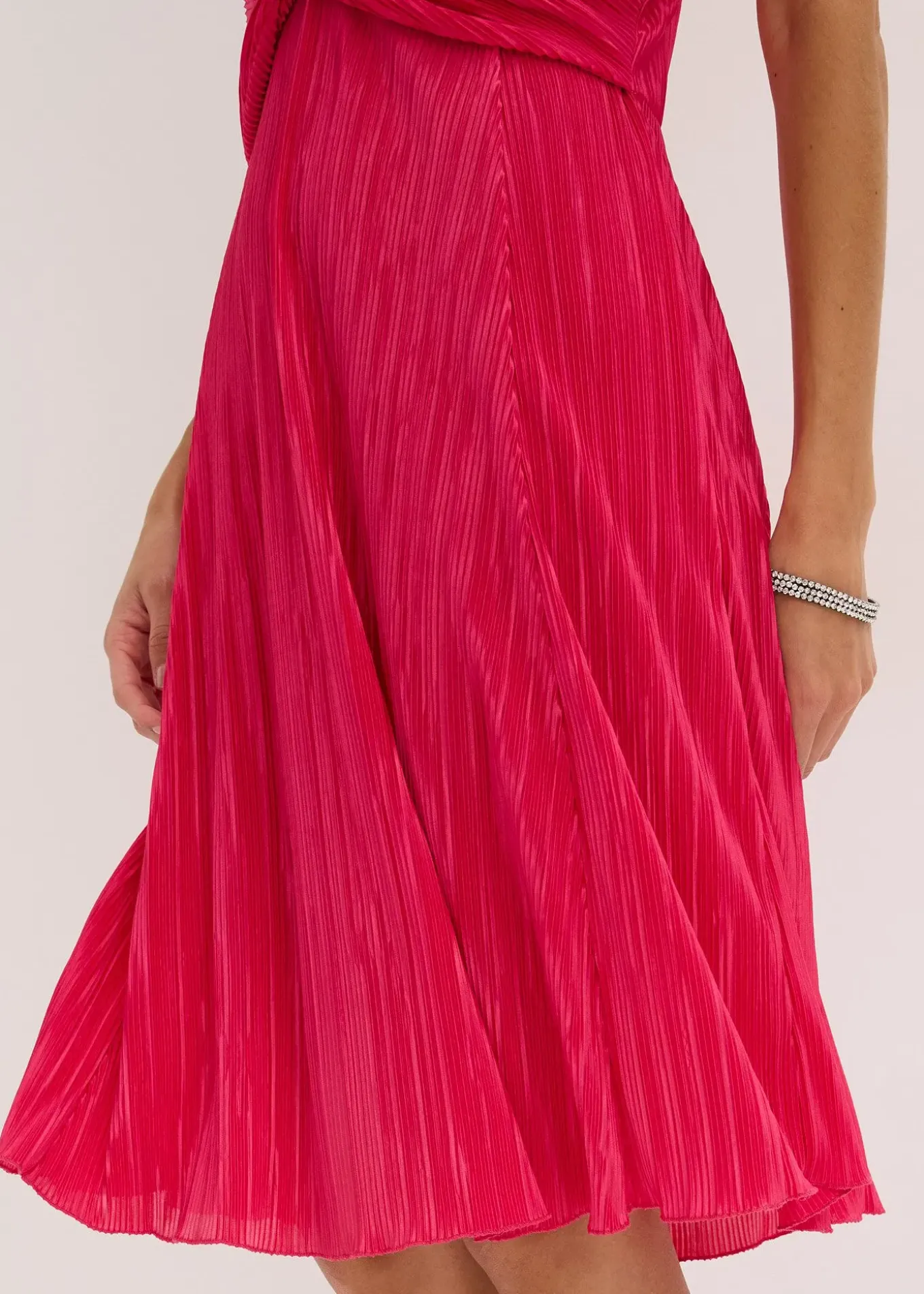 Robe courte en matière brillante et plissée