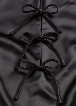 Robe courte en satin brillant