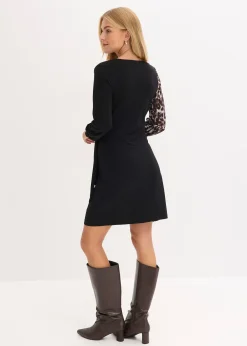 Robe courte et ajustée avec décolleté plongeant