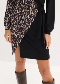 Robe courte et ajustée avec décolleté plongeant