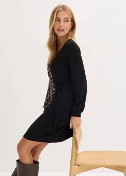 Robe courte et ajustée avec décolleté plongeant