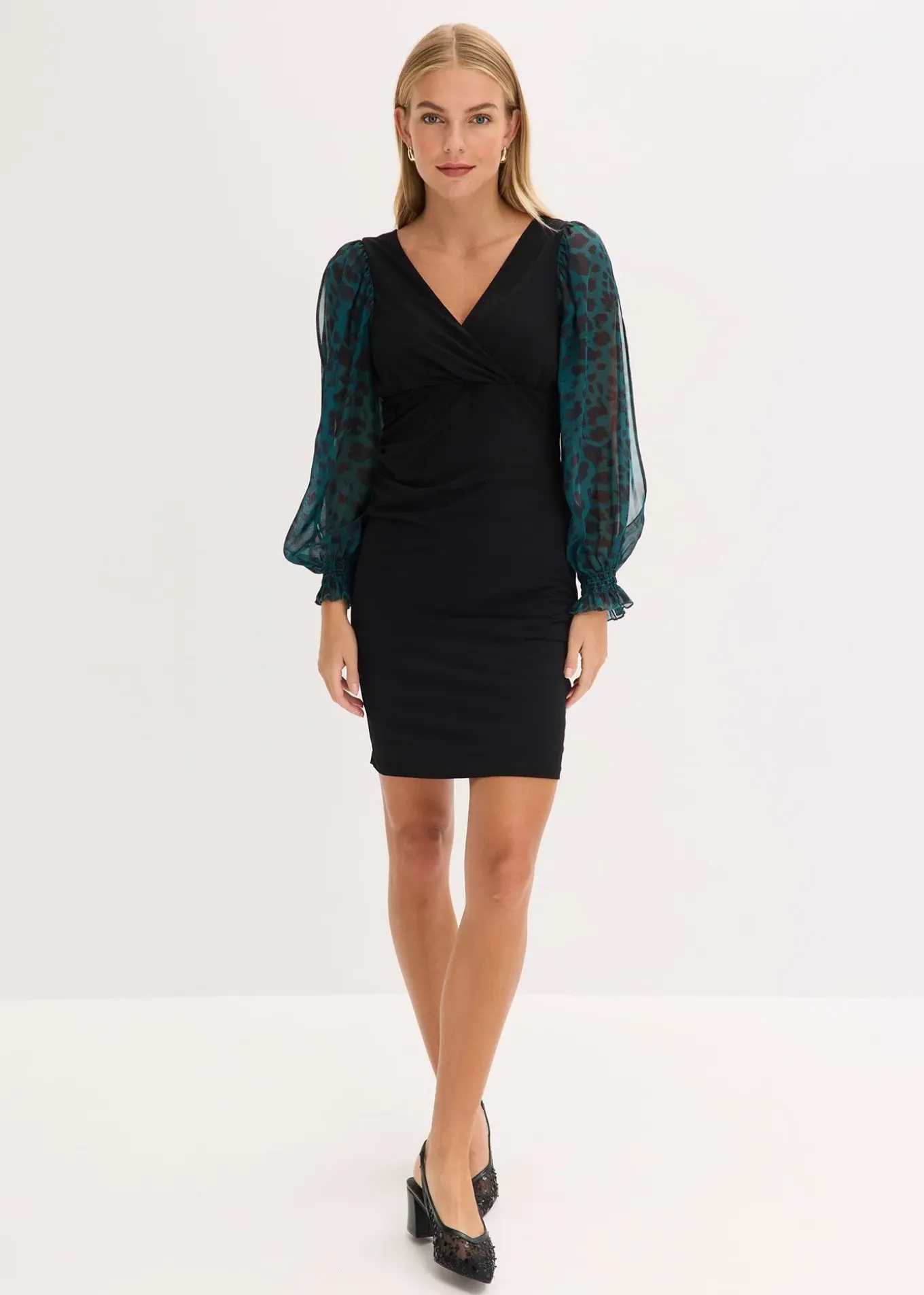 Robe courte et près du corps à manches fendues