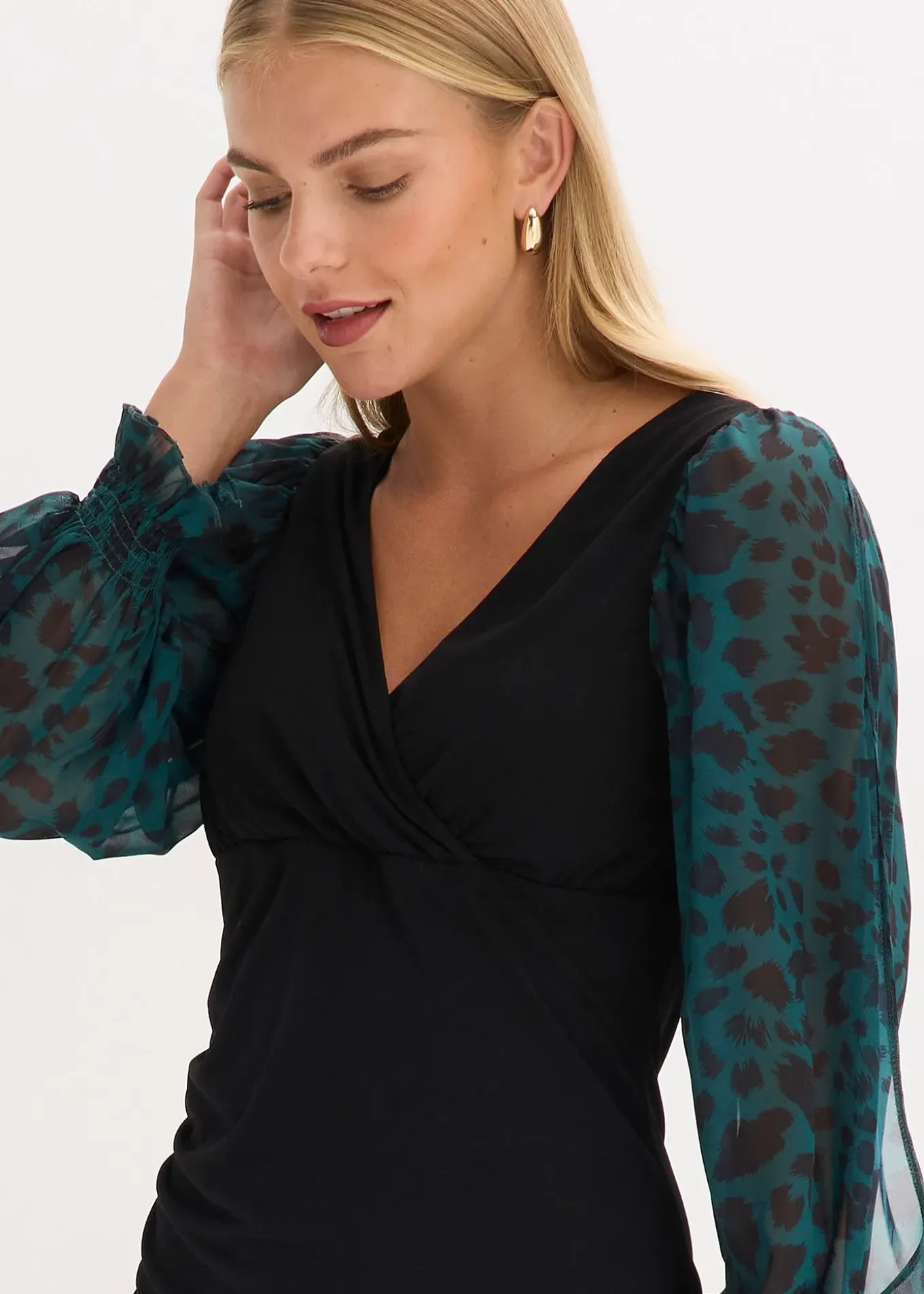 Robe courte et près du corps à manches fendues