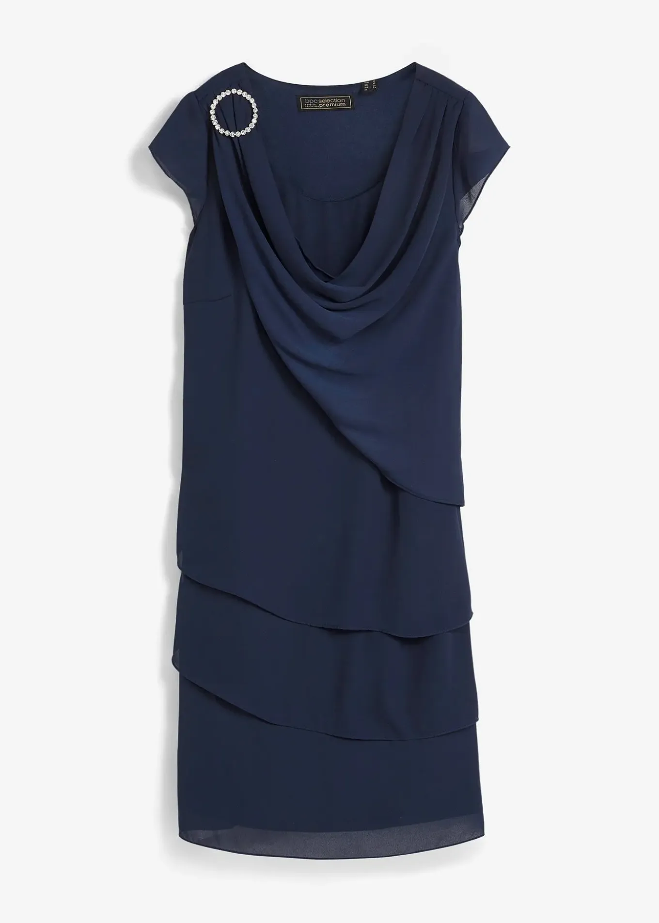 Robe courte look superposé avec accessoire sur l’épaule