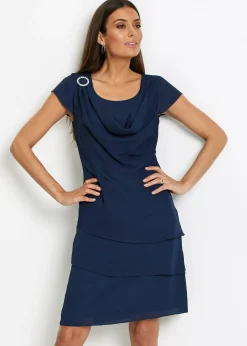 Robe courte look superposé avec accessoire sur l’épaule