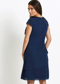 Robe courte look superposé avec accessoire sur l’épaule