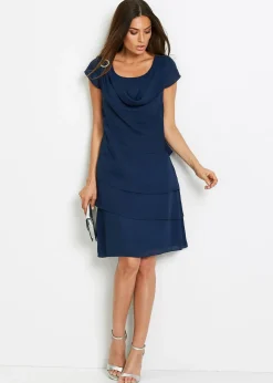 Robe courte look superposé avec accessoire sur l’épaule