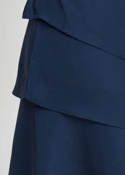 Robe courte look superposé avec accessoire sur l’épaule