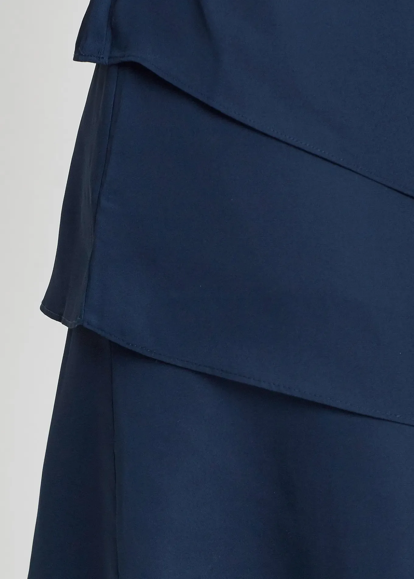 Robe courte look superposé avec accessoire sur l’épaule