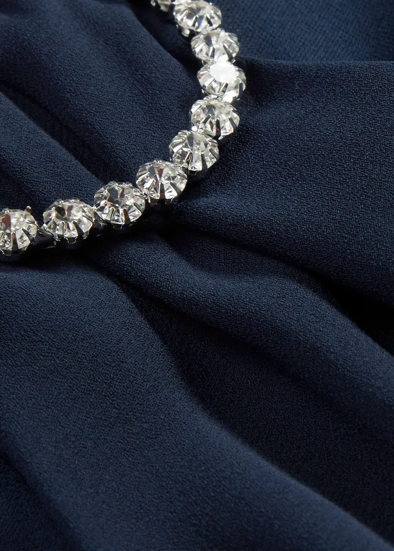 Robe courte look superposé avec accessoire sur l’épaule