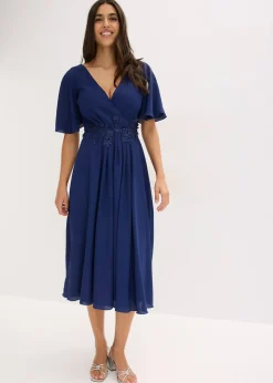 Robe de cocktail avec applications de dentelle