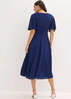 Robe de cocktail avec applications de dentelle