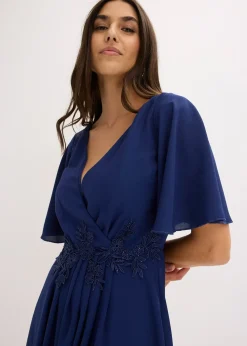 Robe de cocktail avec applications de dentelle