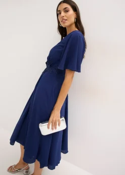 Robe de cocktail avec applications de dentelle