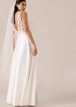 Robe de mariée en satin brillant avec application de fleurs