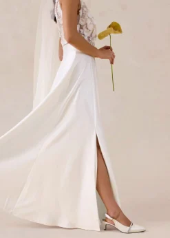 Robe de mariée en satin brillant avec application de fleurs
