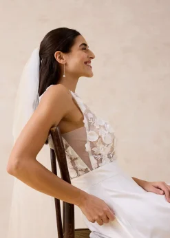 Robe de mariée en satin brillant avec application de fleurs