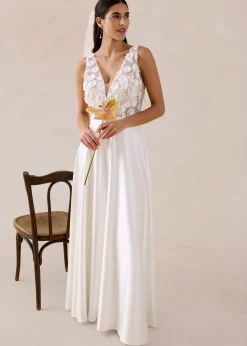 Robe de mariée en satin brillant avec application de fleurs