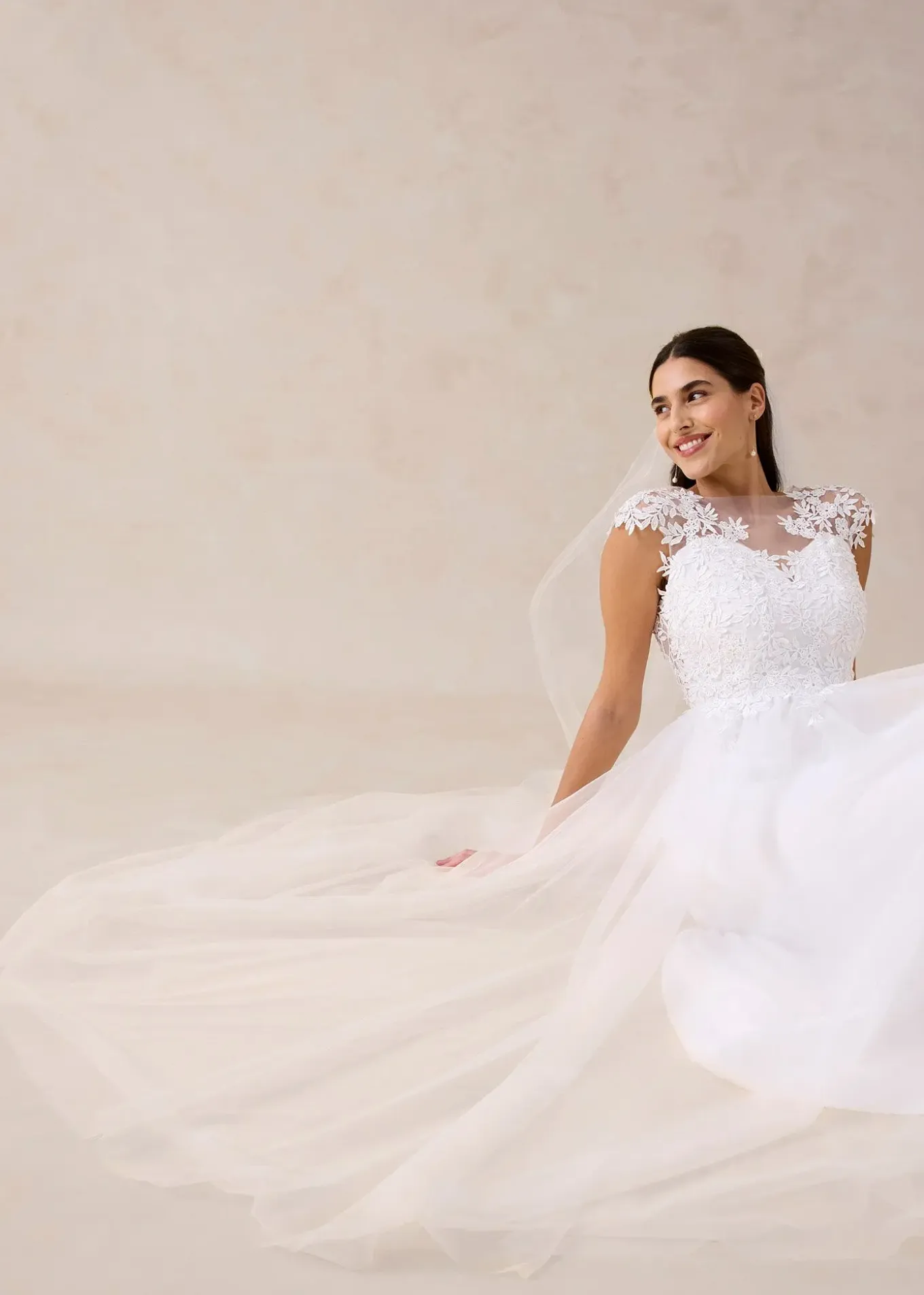Robe de mariée en tulle délicat et dentelle