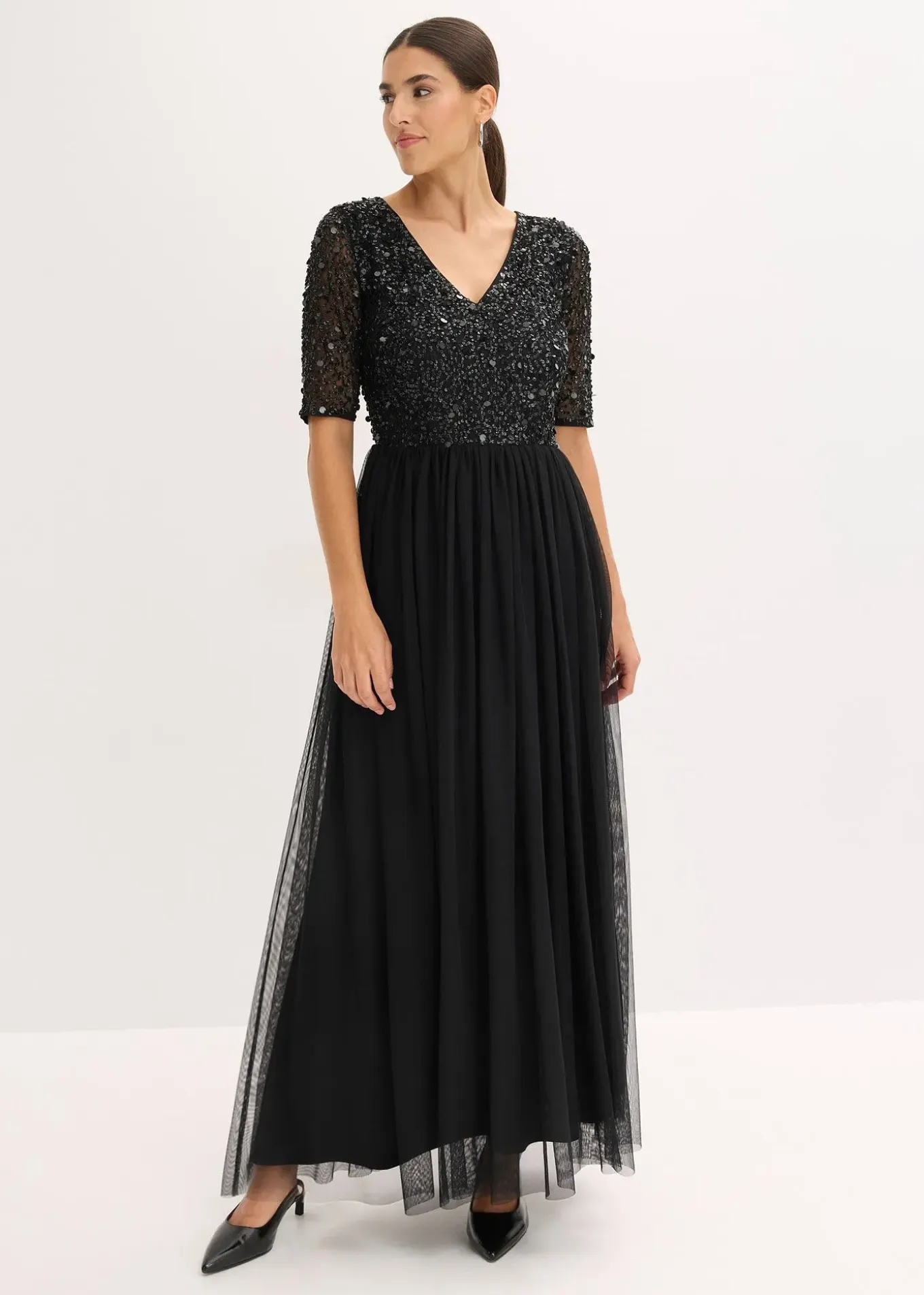 Robe de soirée en tulle avec haut brodé de sequins