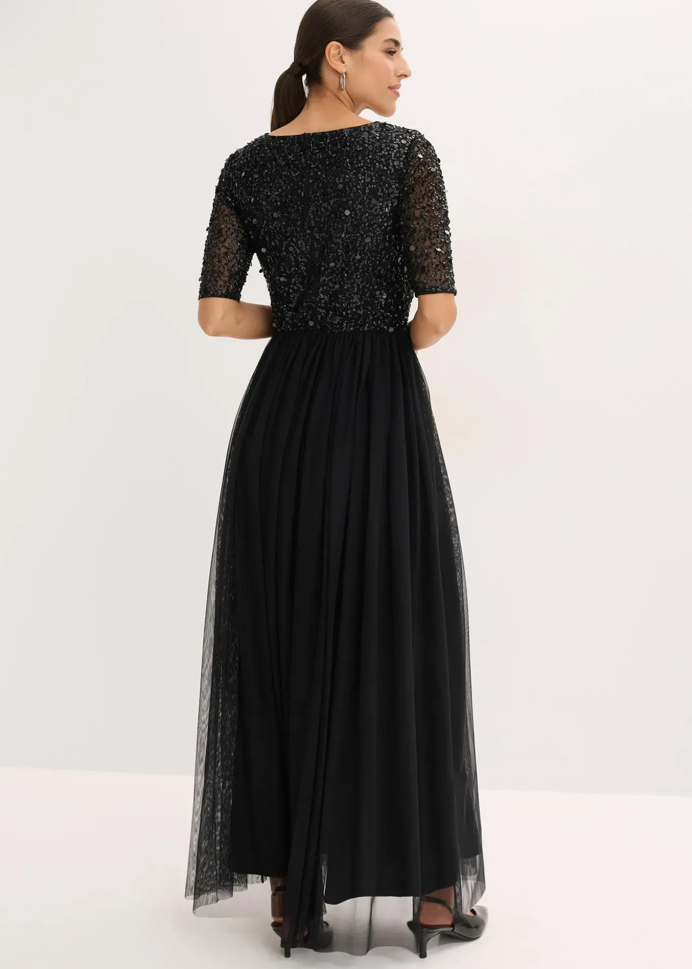 Robe de soirée en tulle avec haut brodé de sequins