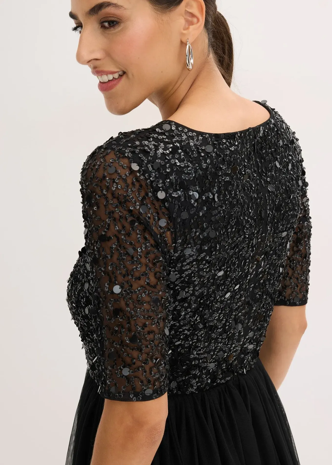 Robe de soirée en tulle avec haut brodé de sequins