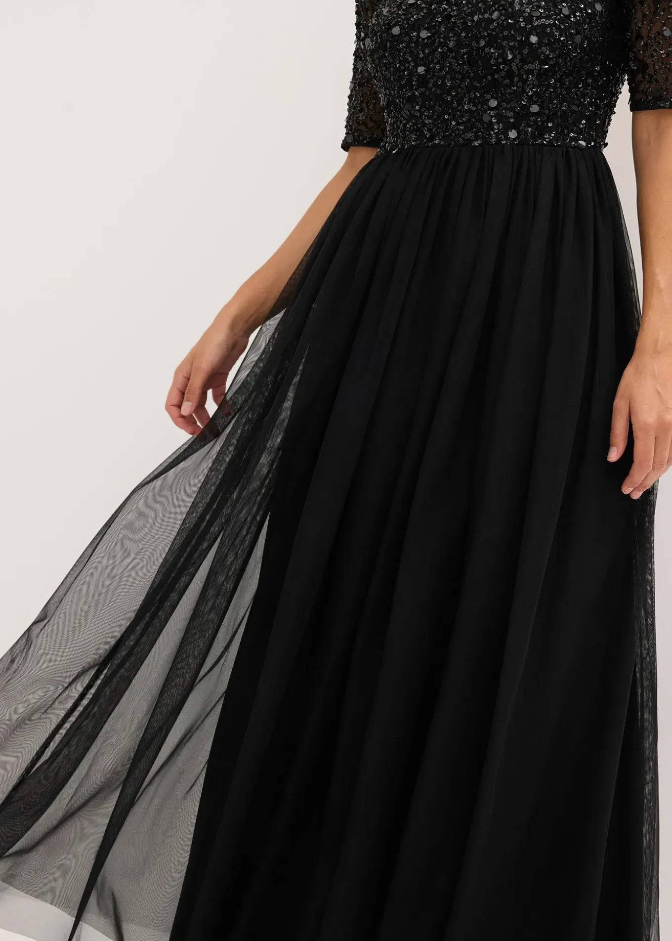 Robe de soirée en tulle avec haut brodé de sequins