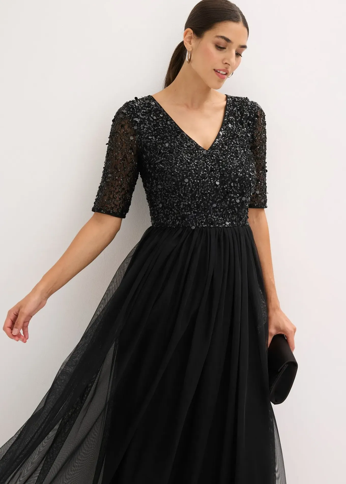 Robe de soirée en tulle avec haut brodé de sequins