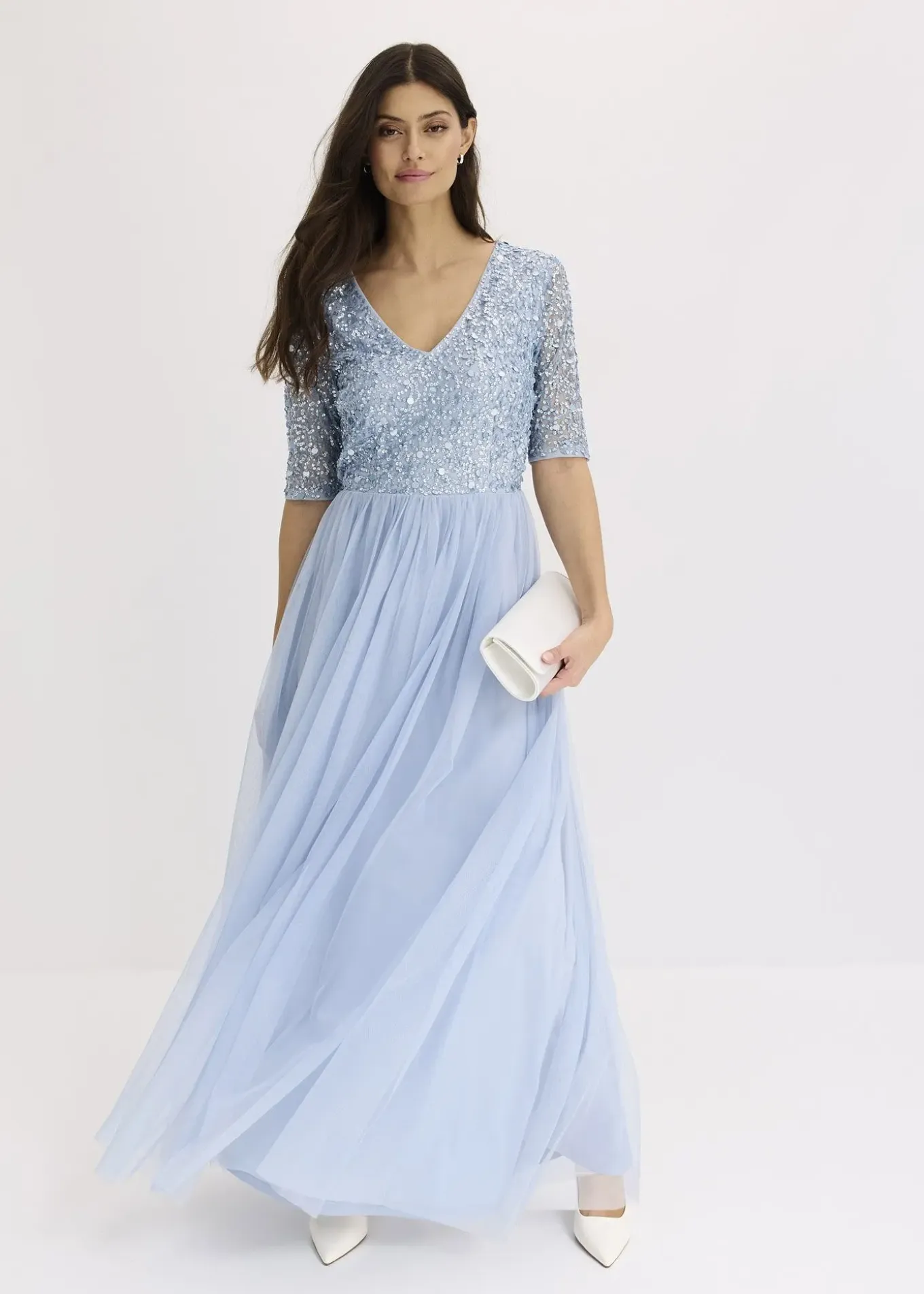 Robe de soirée en tulle avec haut brodé de sequins