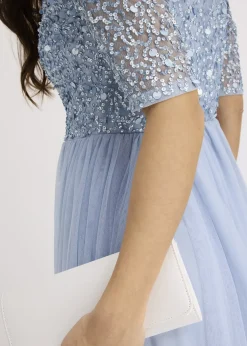 Robe de soirée en tulle avec haut brodé de sequins