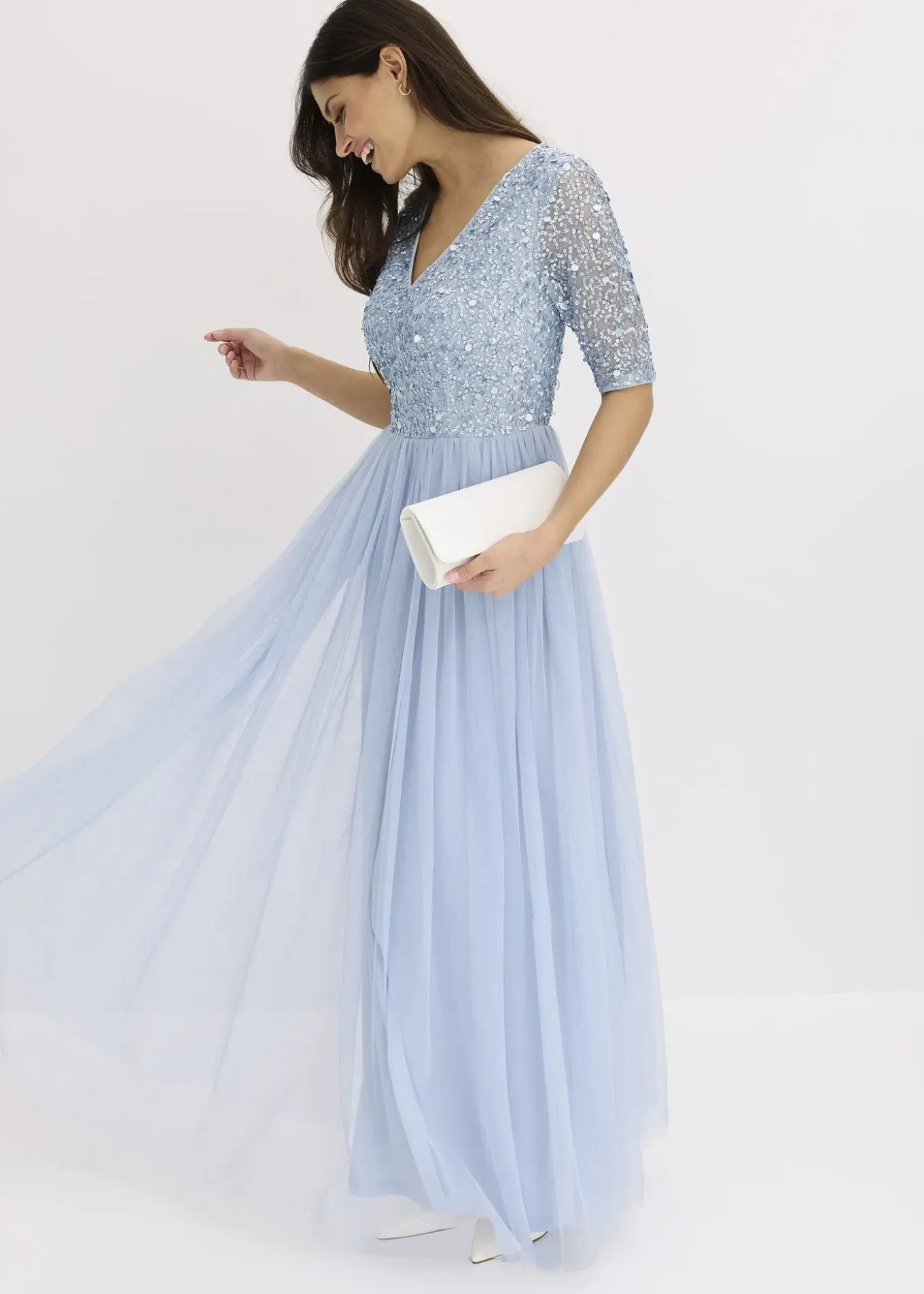 Robe de soirée en tulle avec haut brodé de sequins