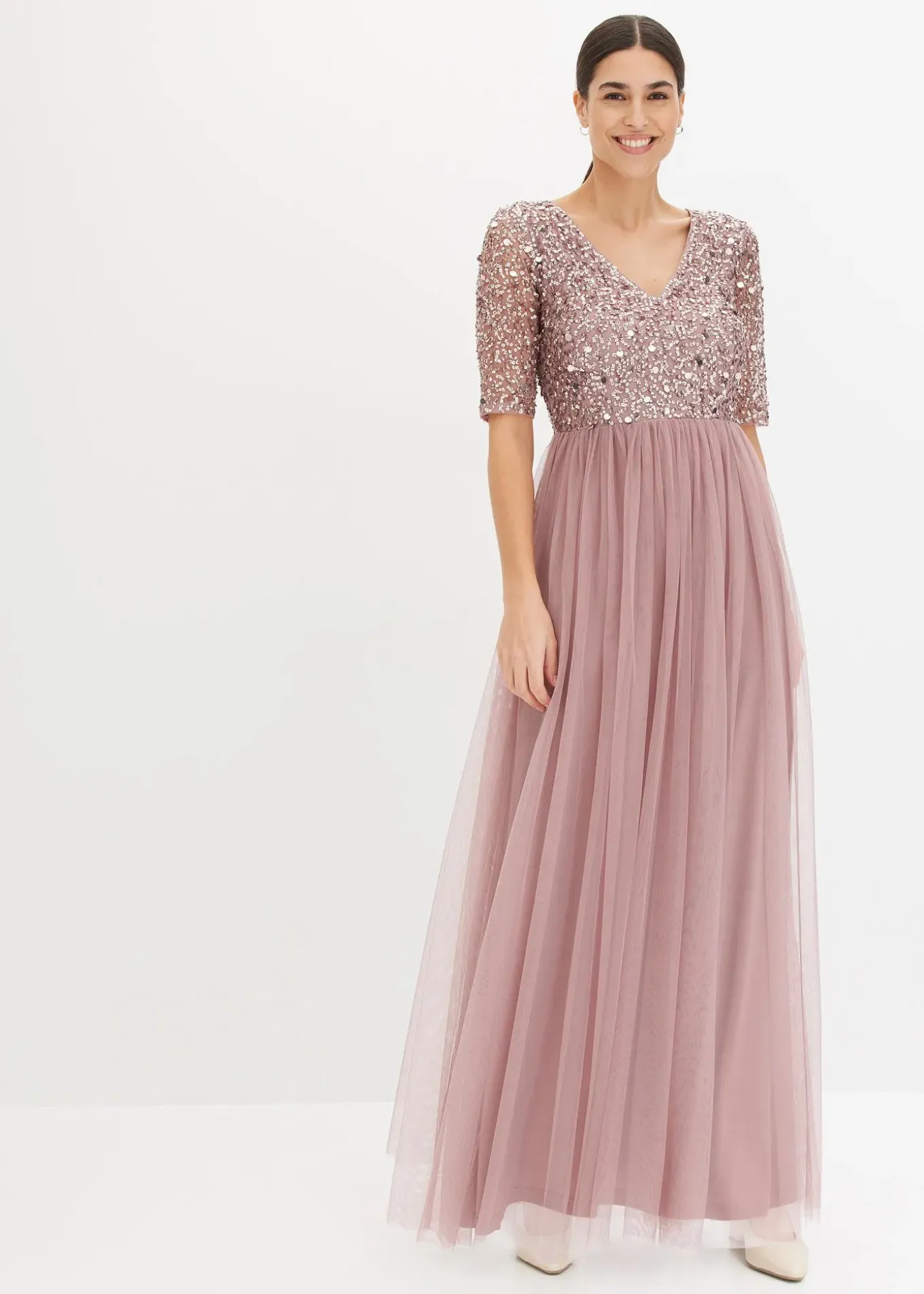 Robe de soirée en tulle avec haut brodé de sequins