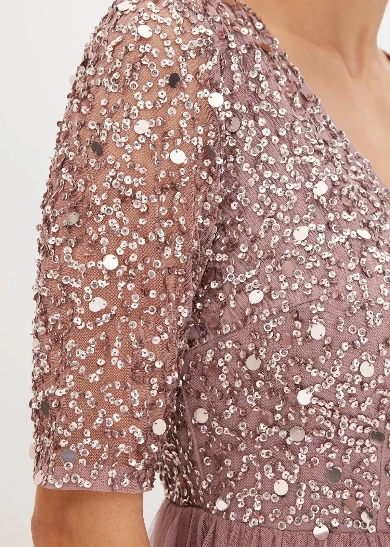 Robe de soirée en tulle avec haut brodé de sequins