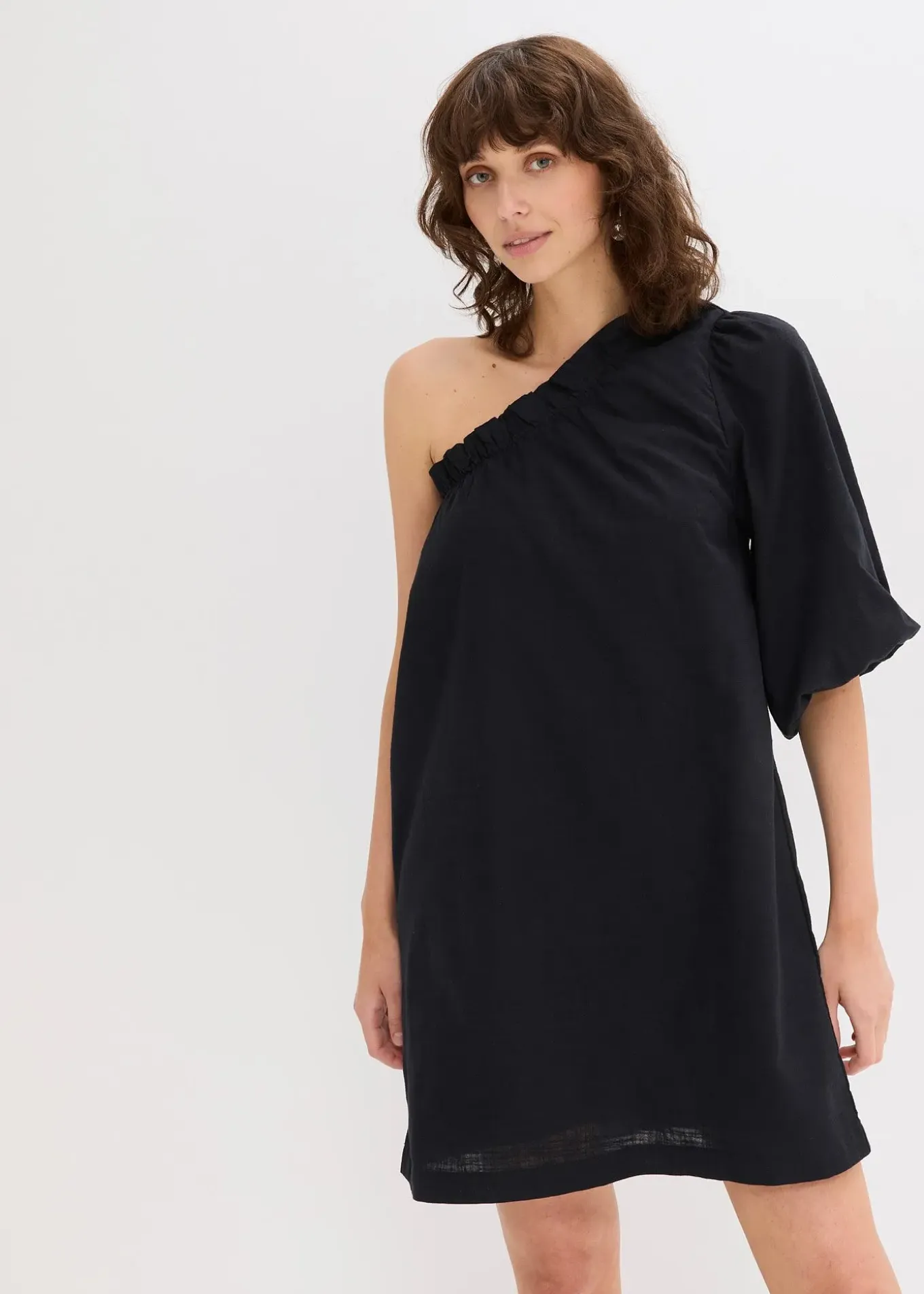 Robe en coton à encolure asymétrique