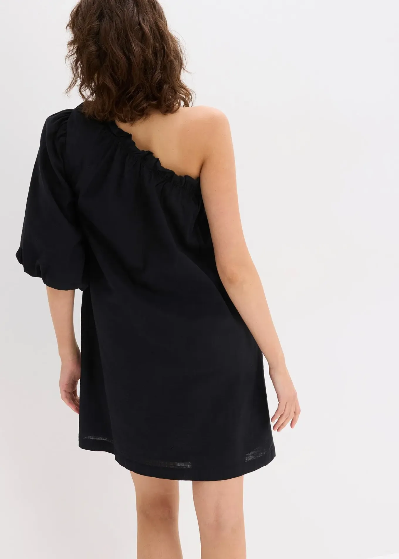 Robe en coton à encolure asymétrique