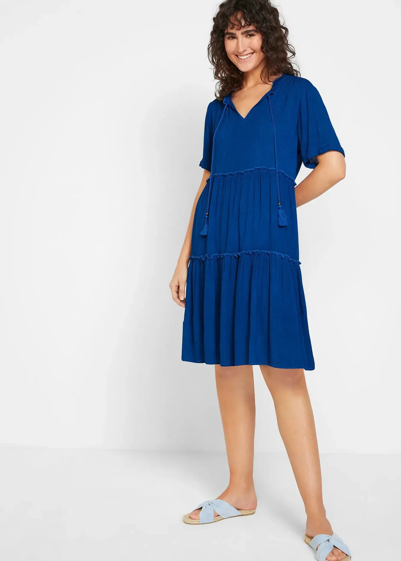Robe en crépon de viscose, longueur genou, détail encolure