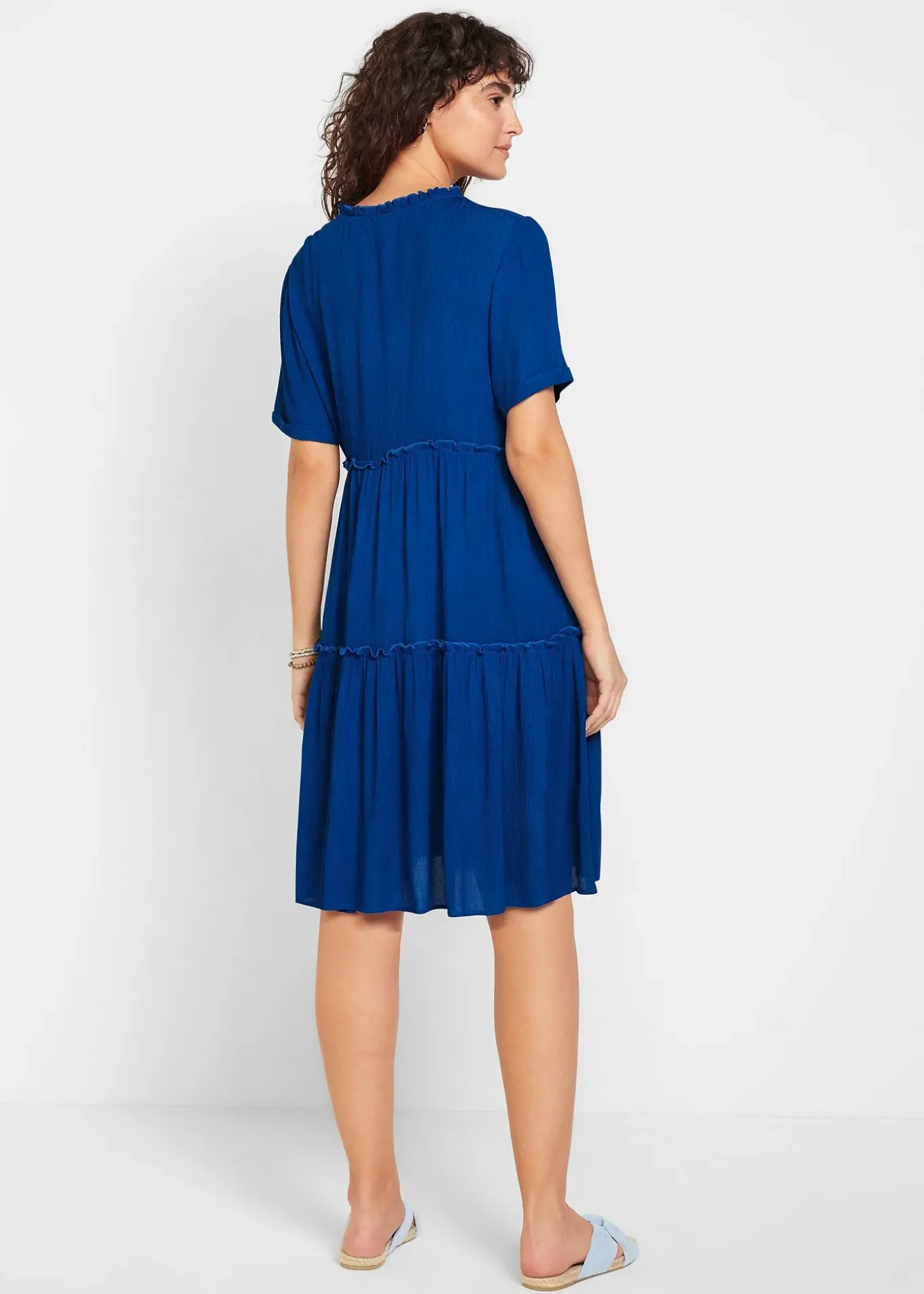 Robe en crépon de viscose, longueur genou, détail encolure