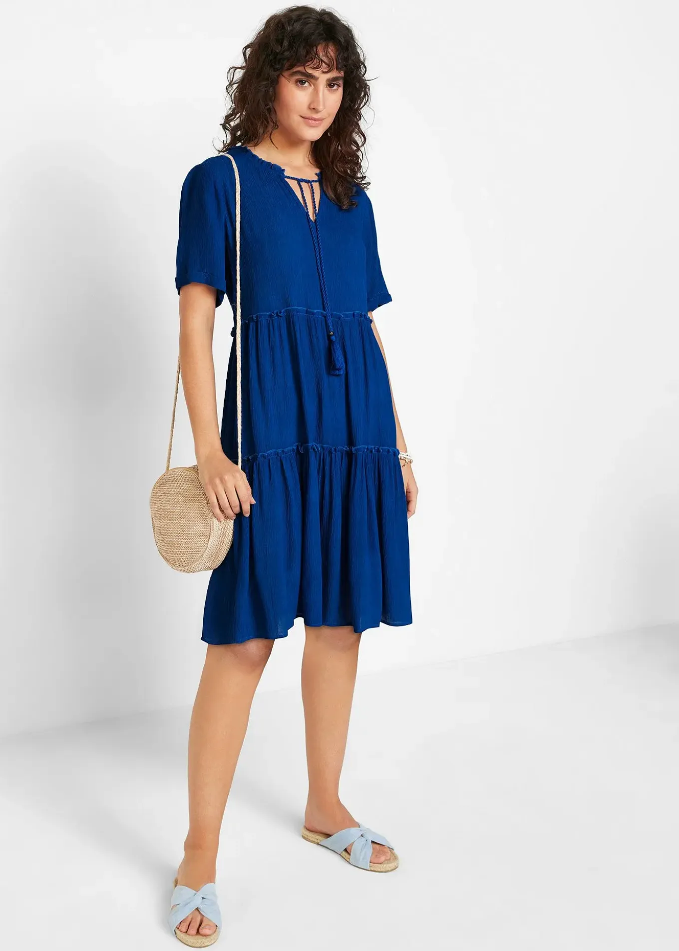 Robe en crépon de viscose, longueur genou, détail encolure