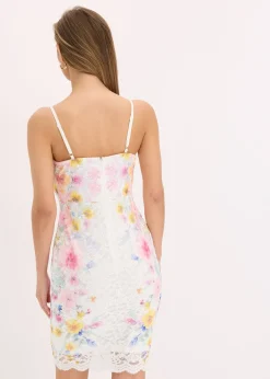 Robe en dentelle à fines bretelles