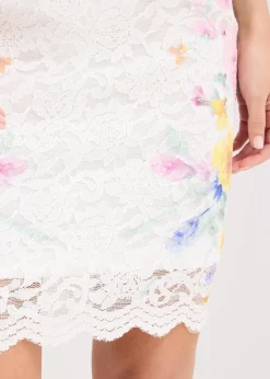 Robe en dentelle à fines bretelles