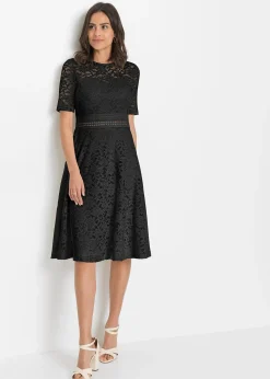 Robe en dentelle avec empiècement crochet