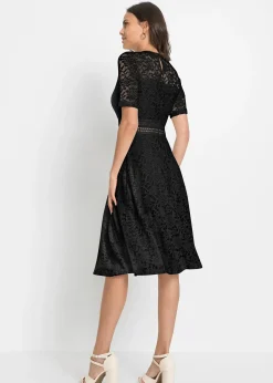 Robe en dentelle avec empiècement crochet